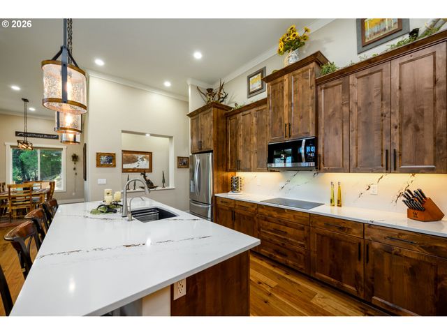 225 SUMMIT RIDGE Ln, Roseburg, OR 97471