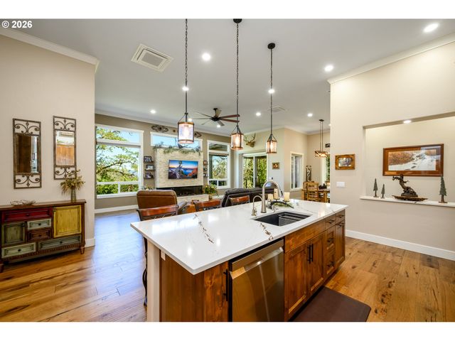 225 SUMMIT RIDGE Ln, Roseburg, OR 97471