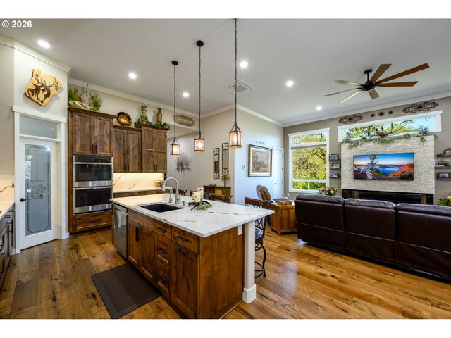 225 SUMMIT RIDGE Ln, Roseburg, OR 97471