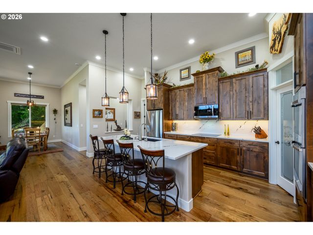 225 SUMMIT RIDGE Ln, Roseburg, OR 97471