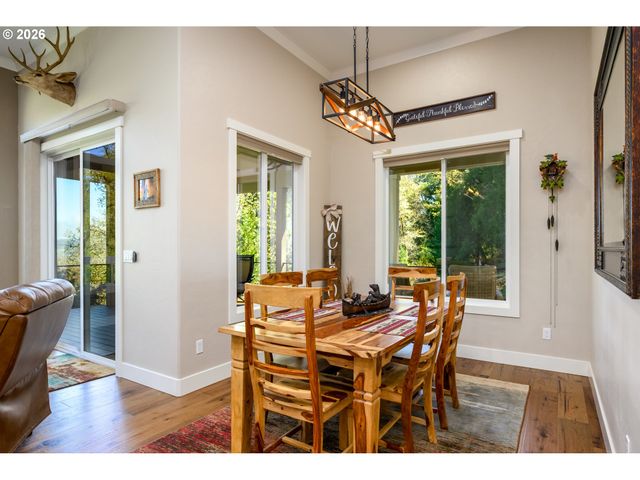 225 SUMMIT RIDGE Ln, Roseburg, OR 97471