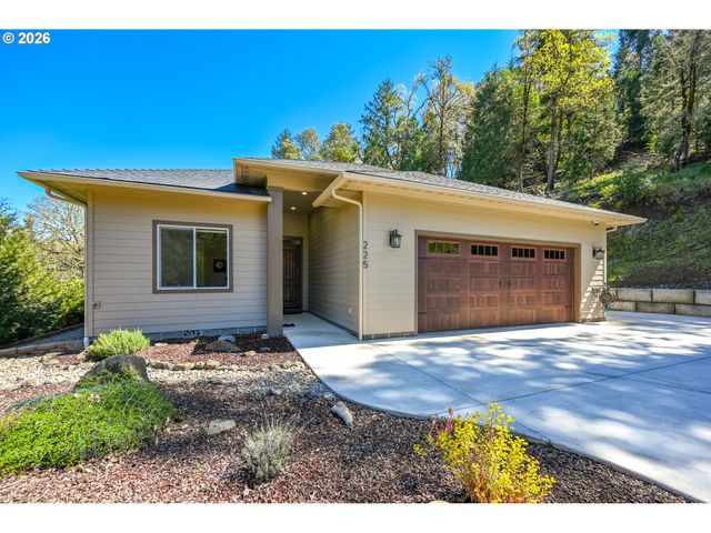 225 SUMMIT RIDGE Ln, Roseburg, OR 97471