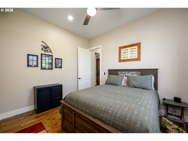 225 SUMMIT RIDGE Ln, Roseburg, OR 97471