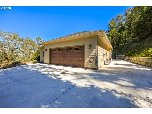 225 SUMMIT RIDGE Ln, Roseburg, OR 97471