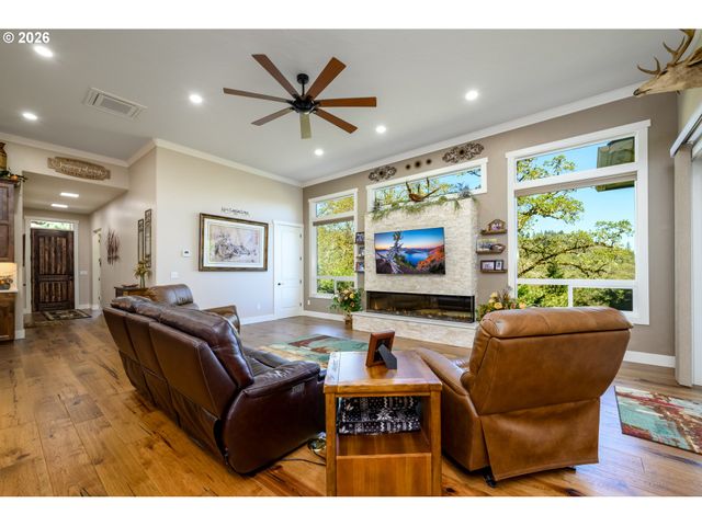 225 SUMMIT RIDGE Ln, Roseburg, OR 97471