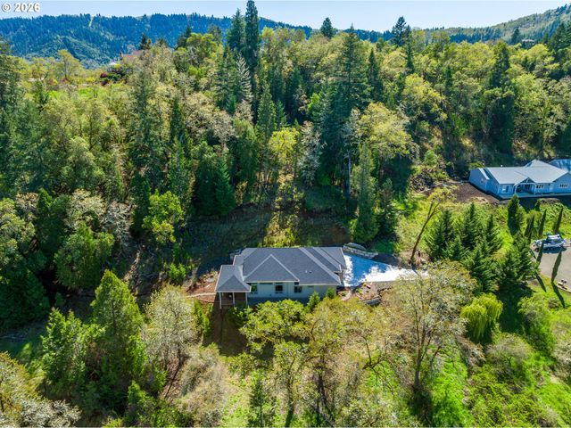 225 SUMMIT RIDGE Ln, Roseburg, OR 97471