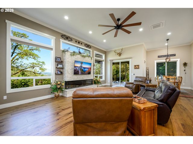 225 SUMMIT RIDGE Ln, Roseburg, OR 97471