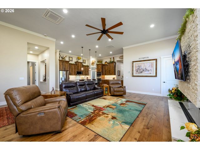 225 SUMMIT RIDGE Ln, Roseburg, OR 97471