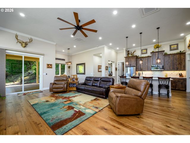 225 SUMMIT RIDGE Ln, Roseburg, OR 97471