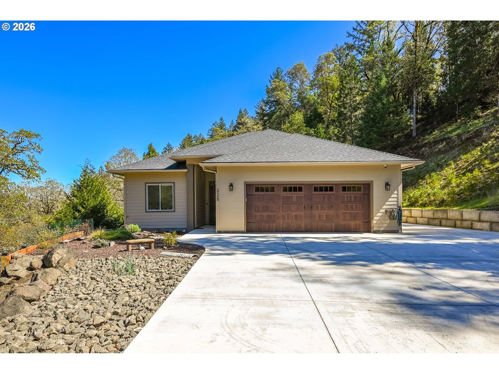 225 SUMMIT RIDGE Ln, Roseburg, OR 97471