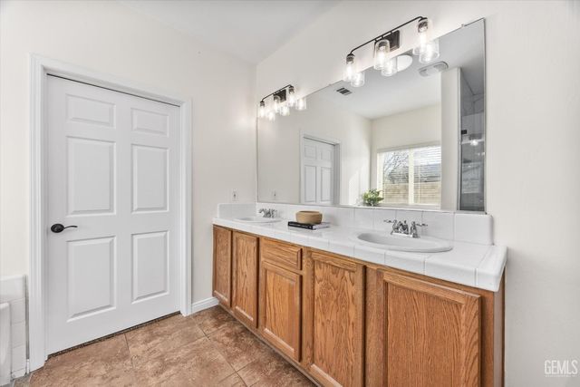 11515 Regarse Drive, Bakersfield, CA 93311