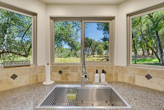 10411 Rough And Ready Rd, Rough And Ready, CA 95975