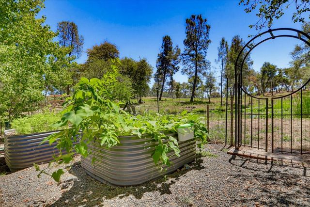 10411 Rough And Ready Rd, Rough And Ready, CA 95975