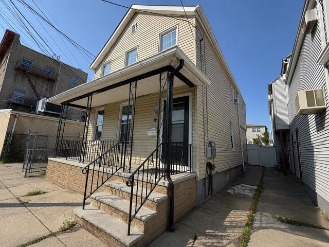9 SILVER ST, Bayonne, NJ 07002
