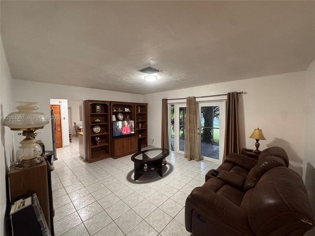 8121 SW 205th St, Cutler Bay, FL 33189