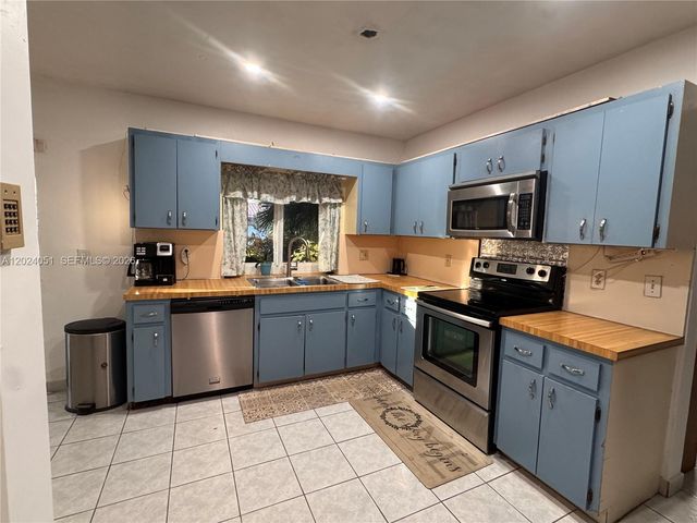 8121 SW 205th St, Cutler Bay, FL 33189
