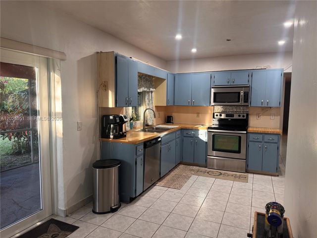 8121 SW 205th St, Cutler Bay, FL 33189