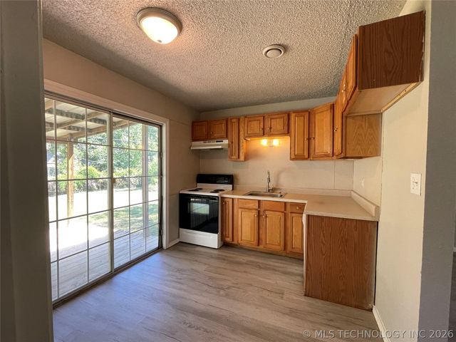 107 S 196th East Avenue, Tulsa, OK 74108