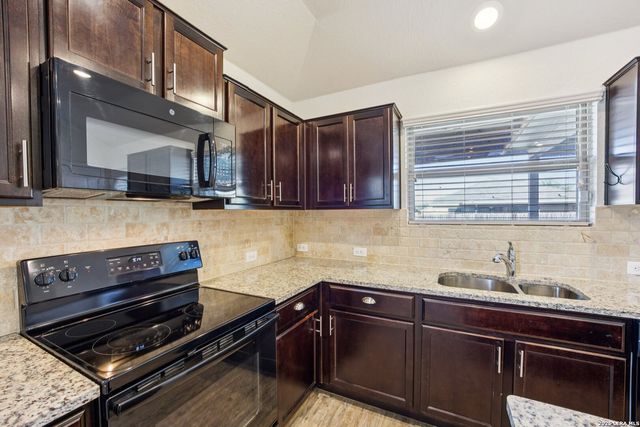 160 Field Rdg, New Braunfels, TX 78130