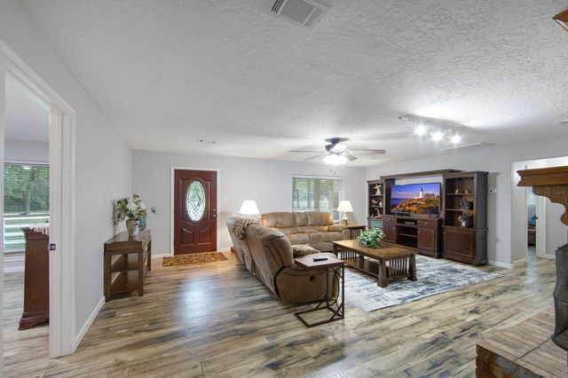 802 Sentinel Oaks, Pinehurst, TX 77362