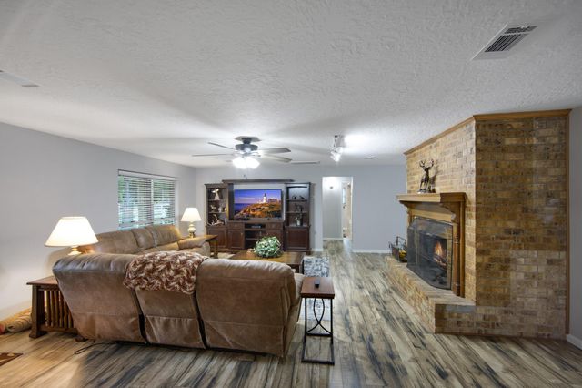 802 Sentinel Oaks, Pinehurst, TX 77362