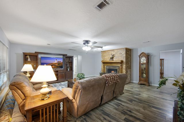 802 Sentinel Oaks, Pinehurst, TX 77362