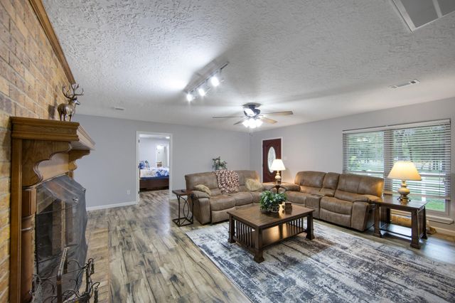 802 Sentinel Oaks, Pinehurst, TX 77362