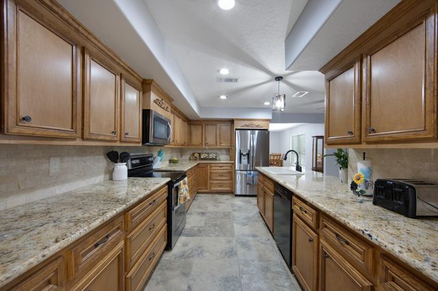 802 Sentinel Oaks, Pinehurst, TX 77362