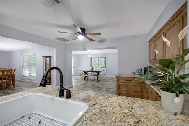 802 Sentinel Oaks, Pinehurst, TX 77362