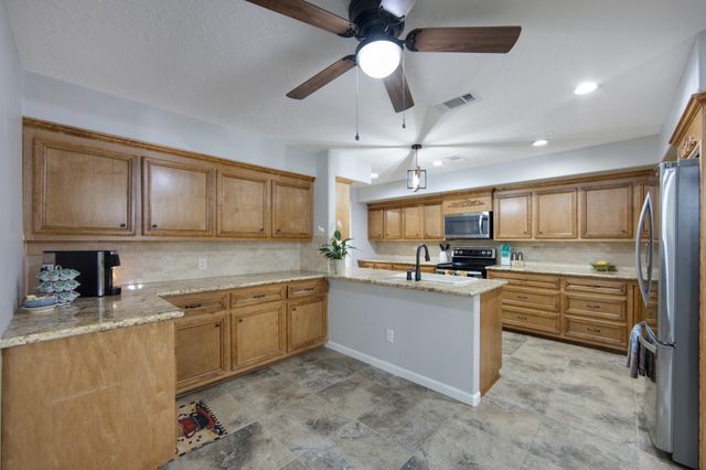 802 Sentinel Oaks, Pinehurst, TX 77362