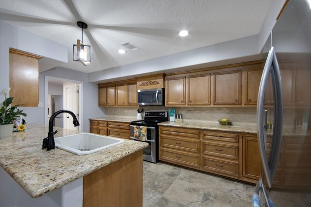 802 Sentinel Oaks, Pinehurst, TX 77362