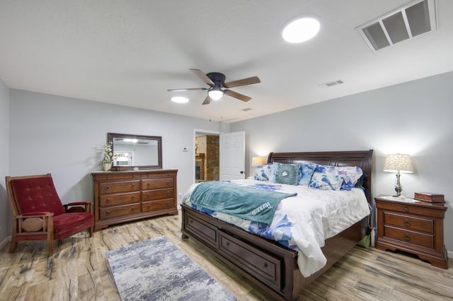 802 Sentinel Oaks, Pinehurst, TX 77362