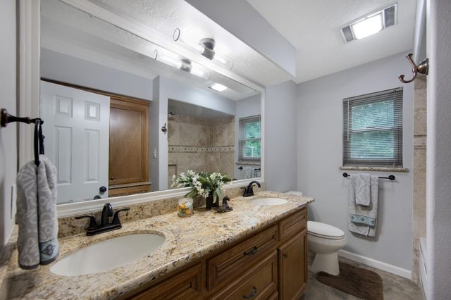 802 Sentinel Oaks, Pinehurst, TX 77362