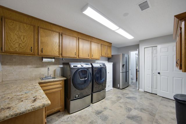 802 Sentinel Oaks, Pinehurst, TX 77362