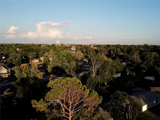 307 Crestview Drive, Bentonville, AR 72712