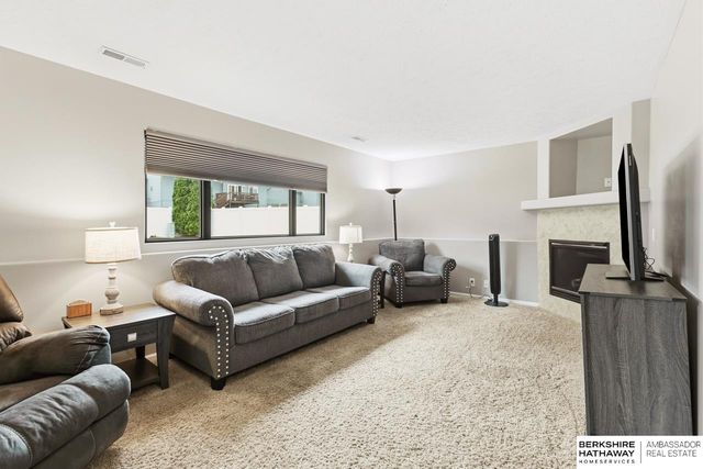 815 Clearwater Drive, Papillion, NE 68046