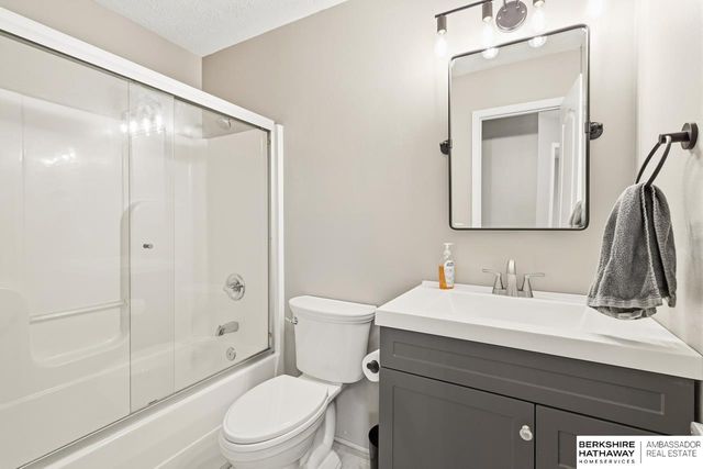 815 Clearwater Drive, Papillion, NE 68046