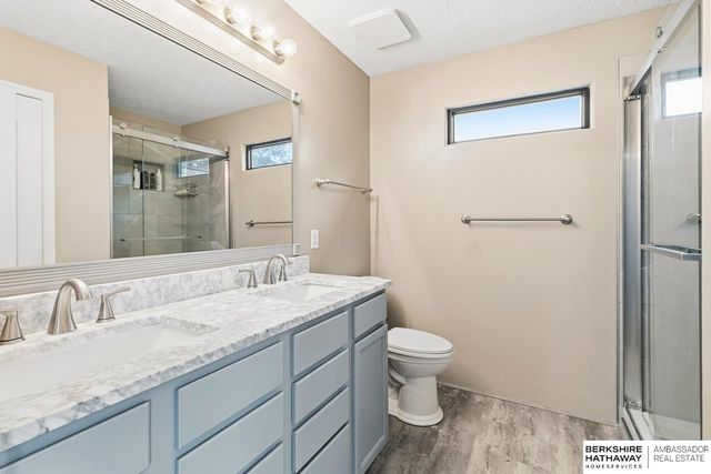 815 Clearwater Drive, Papillion, NE 68046