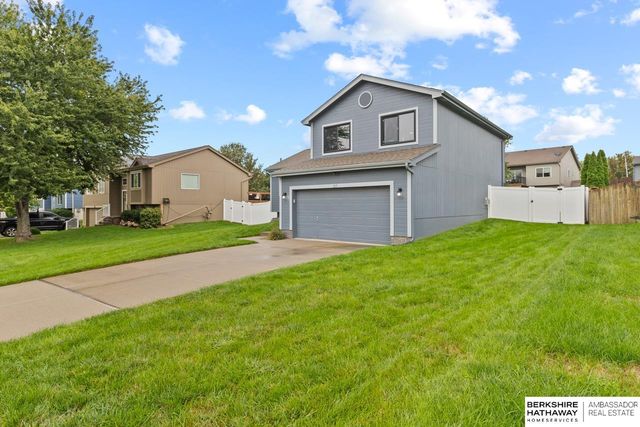 815 Clearwater Drive, Papillion, NE 68046