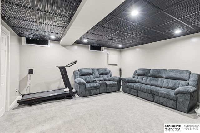 815 Clearwater Drive, Papillion, NE 68046