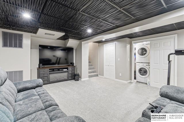 815 Clearwater Drive, Papillion, NE 68046