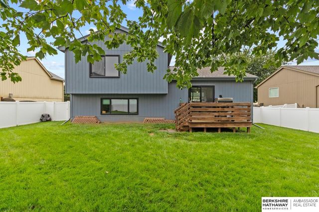 815 Clearwater Drive, Papillion, NE 68046