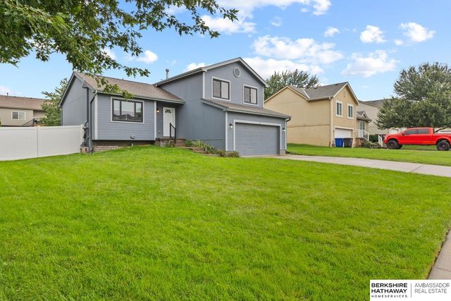 815 Clearwater Drive, Papillion, NE 68046