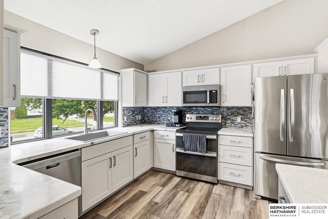 815 Clearwater Drive, Papillion, NE 68046