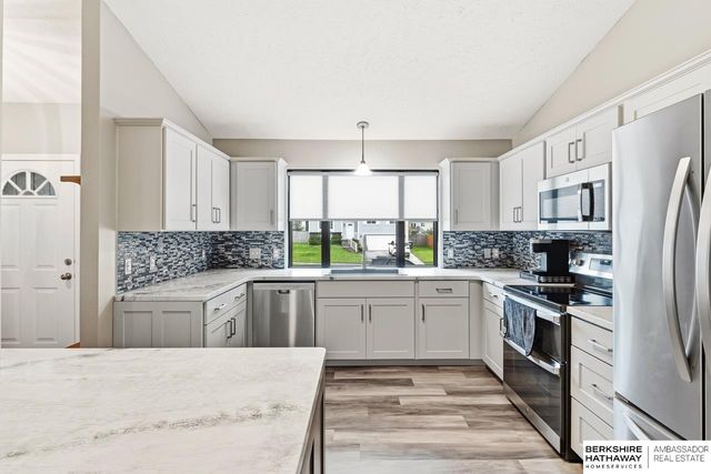 815 Clearwater Drive, Papillion, NE 68046
