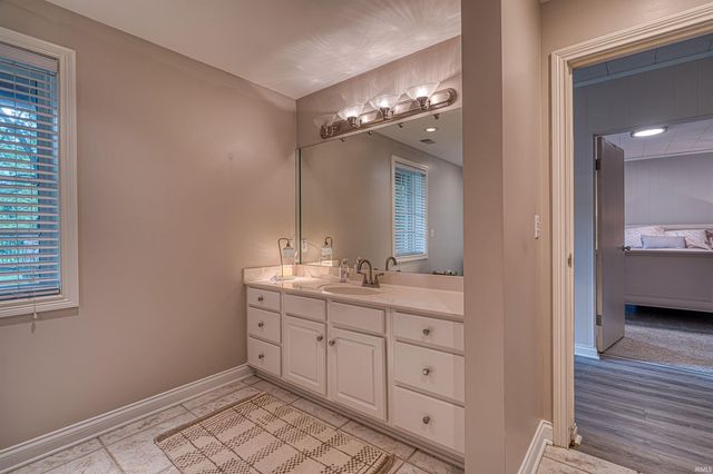 4800 Hoelscher Road, Evansville, IN 47712
