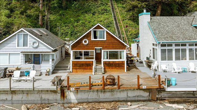 8339 Franklin Road, Clinton, WA 98236