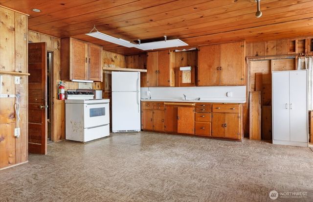 8339 Franklin Road, Clinton, WA 98236