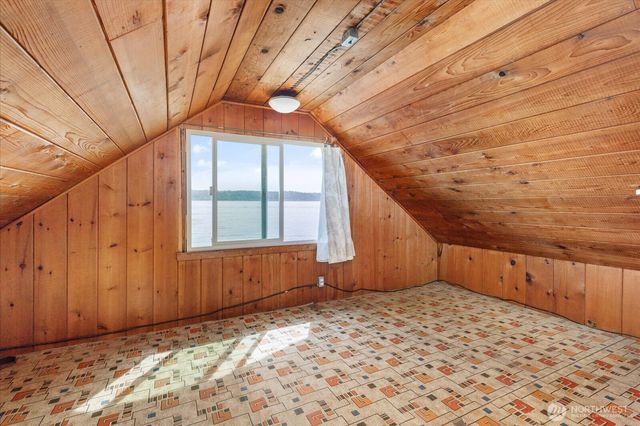8339 Franklin Road, Clinton, WA 98236