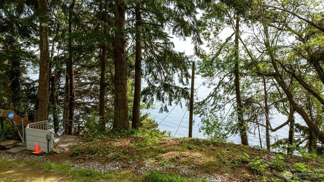 8339 Franklin Road, Clinton, WA 98236